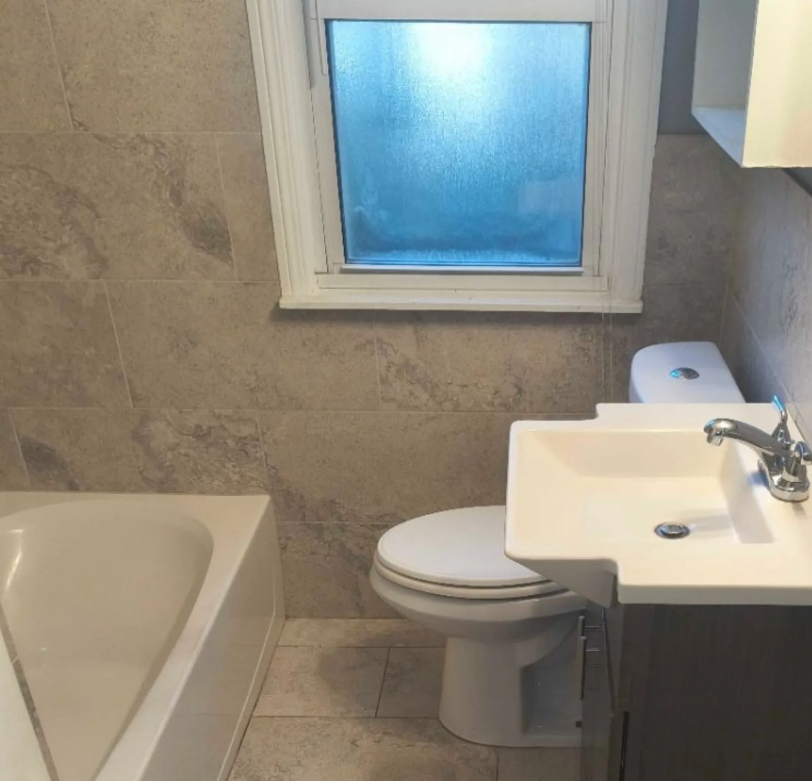 bathroom tiled tub — cleaned by Verde Luxe Cleaning