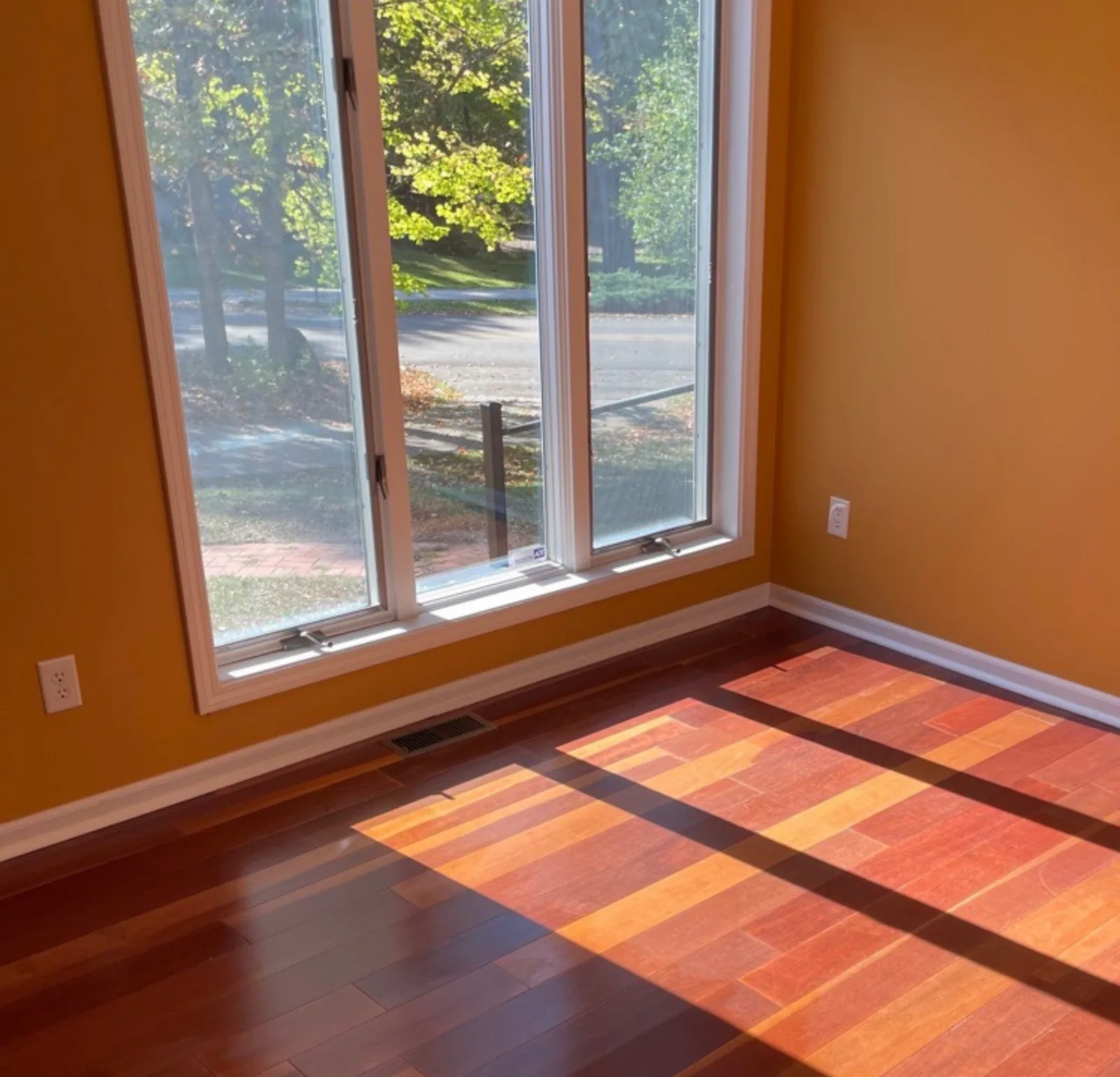 empty room orange wall — cleaned by Verde Luxe Cleaning